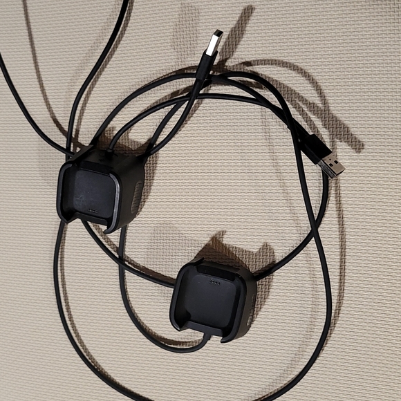 Fitbit Versa chargers Black - Picture 3 of 4